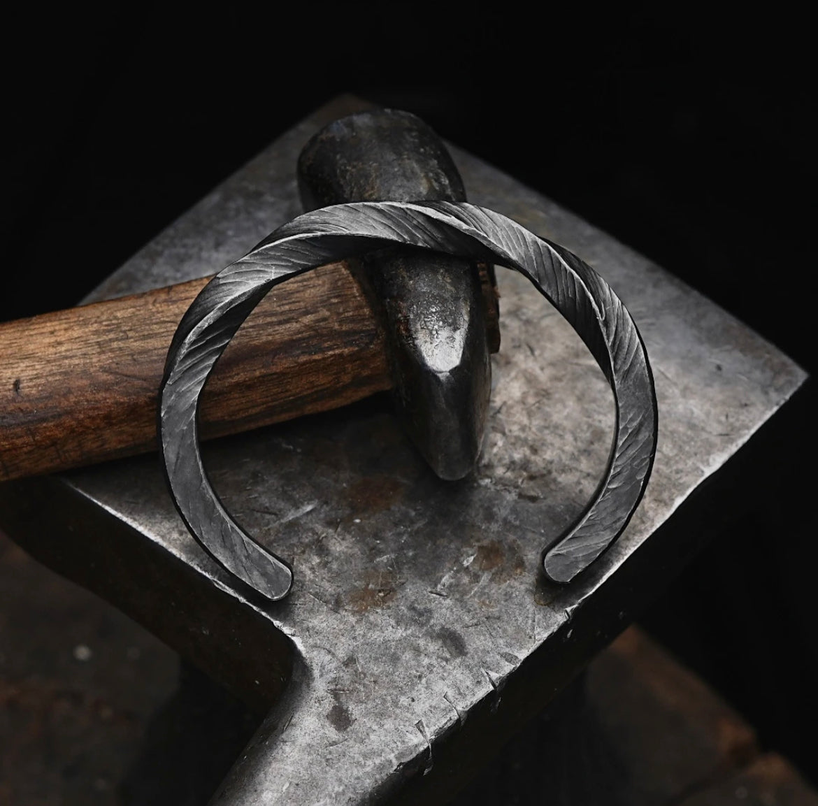 MongravaBowls - Möbius Ring Bangle